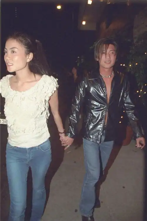 王菲谢霆锋高调合体,甜蜜重演23年前世纪牵手,菲姐扎辫子好青春插图1