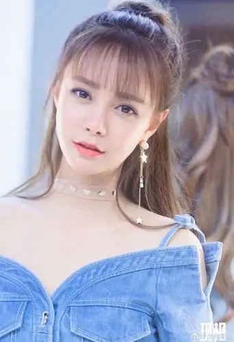 沈梦辰简单扎个马尾,清新的空气刘海,搭配牛仔质地的服饰,美出新高度.