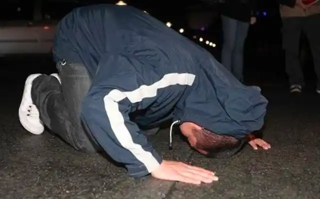 送件没打电话被投诉,两快递员磕头道歉引热议,这是道德绑架吗?