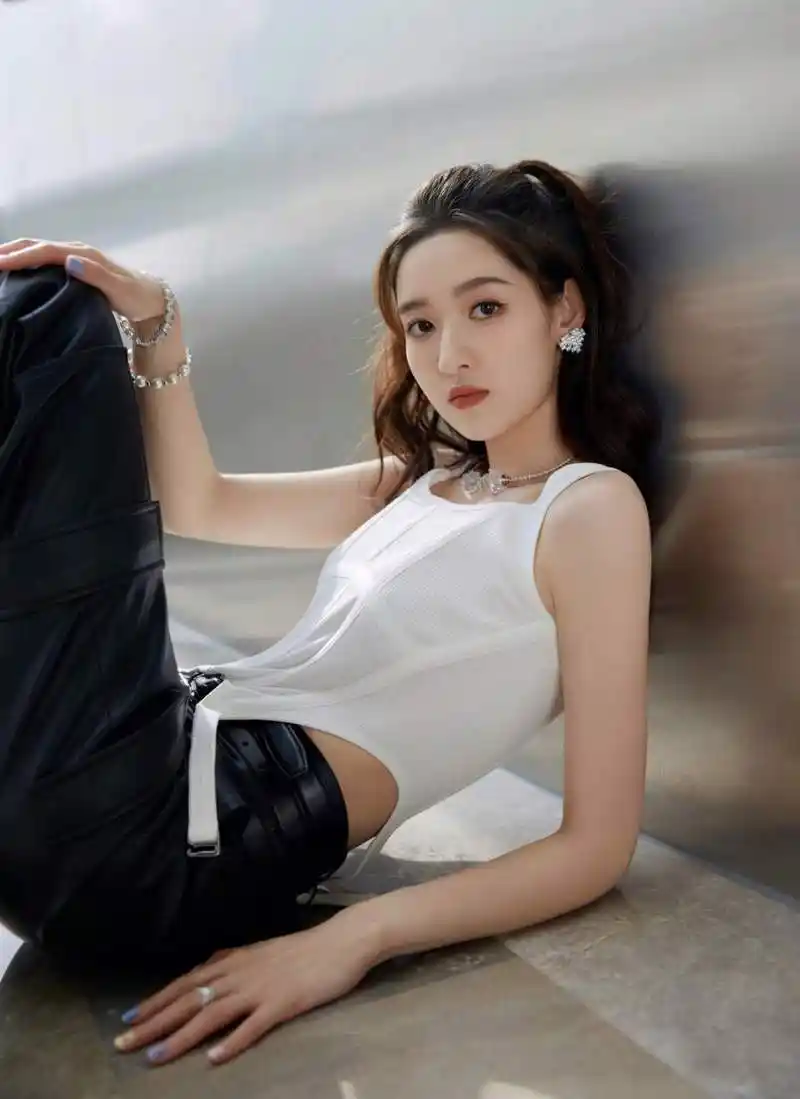 王玉雯|黑皮裤大长腿也飒到不行.