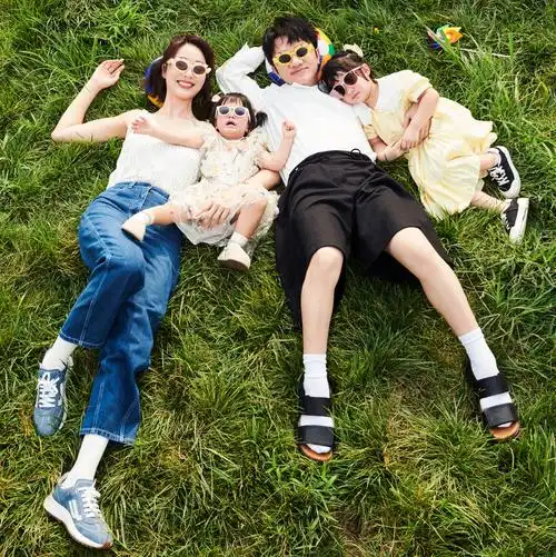一家四口戴着墨镜躺在草坪上,王祖蓝和李亚男光顾着摆拍,大女儿镜头感