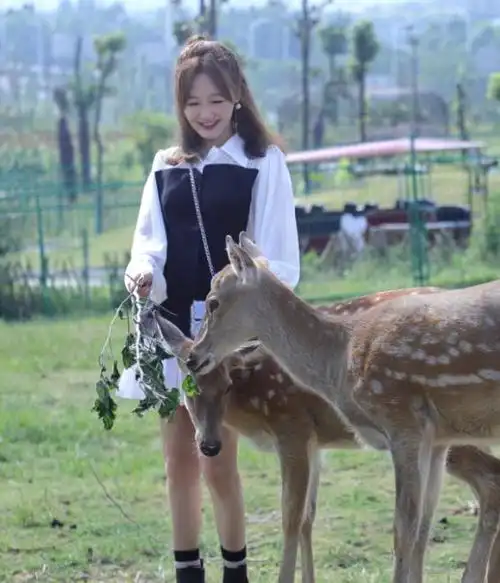 服了胡歌的最美前任穿衬衫裙扎丸子头42岁美回哈妹