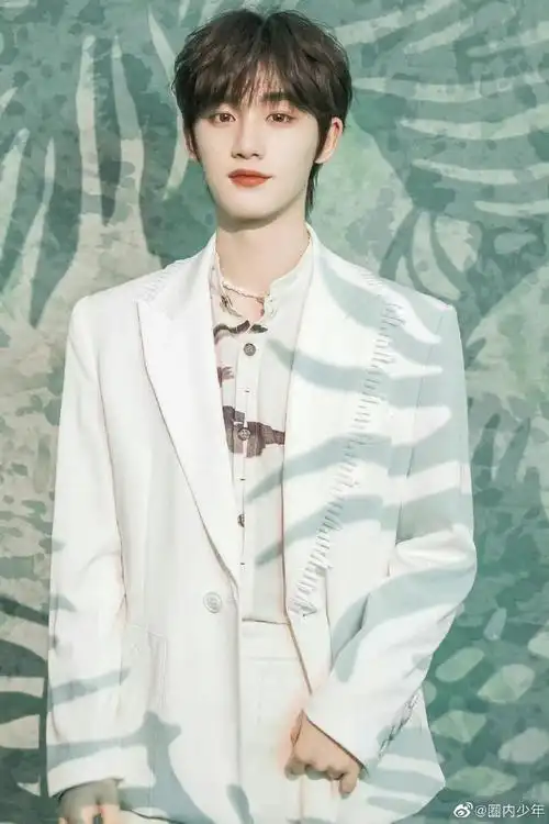 丁程鑫晒花儿与少年大片