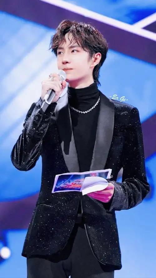 王一博超话翻看王一博经历:偶像,歌手,主持人,演员,用时下一个词"斜杠