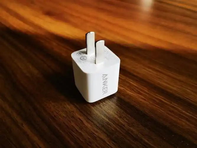 store指定第三方的anker安克看不下去了,推出了一款和苹果原装充电器