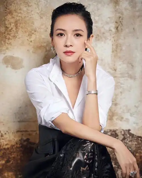 章子怡亮相巴黎时装周,镂空拼接皮裙搭配白衬衫,优雅大气__财经头条