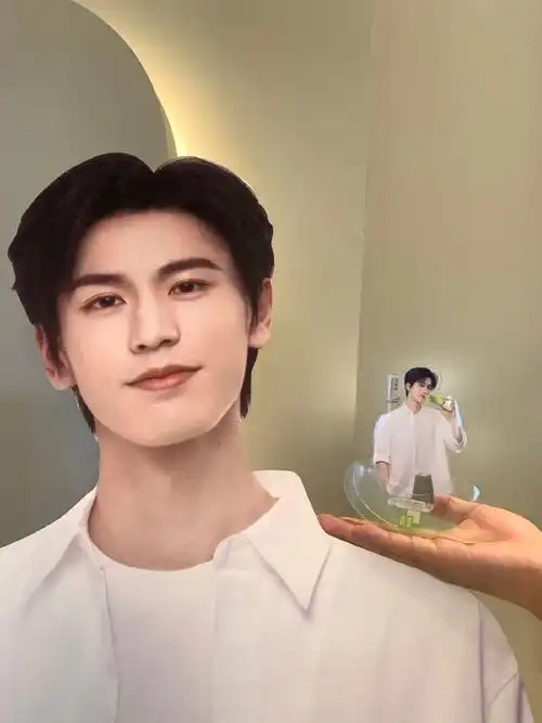 张凌赫一比一人形立牌有多高##张凌赫的身高压迫感