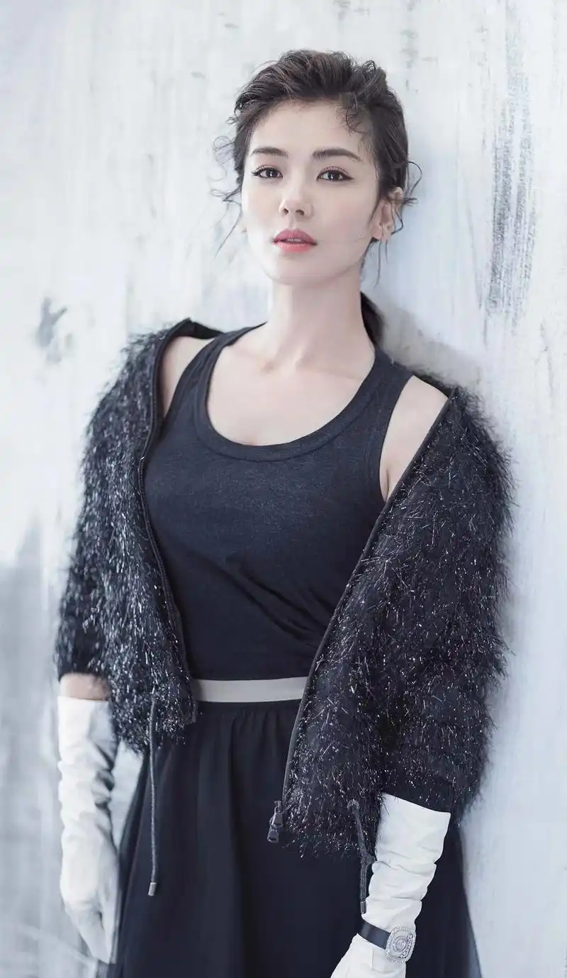 42岁刘涛性感典雅魅力无穷越来越有韵味