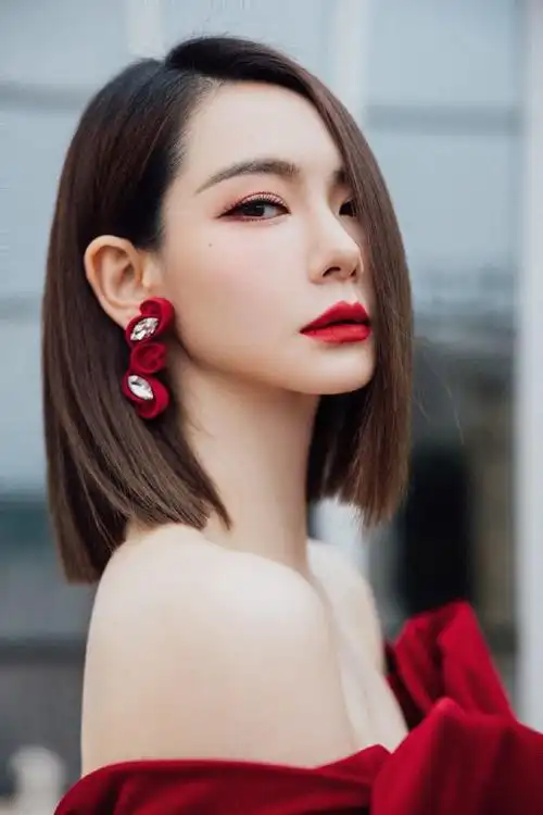 戚薇超话#2022年第一条微博#新的一年祝大家继续发光发热,对每一面的