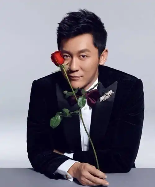 曝42岁李晨上海遛娃推简易婴儿车太低调女儿五官清秀超像爸