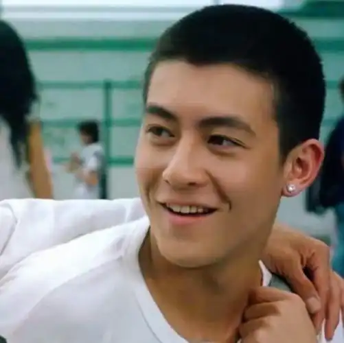 40岁陈冠希颜值"回春"?脸上细纹不碍事,寸头超a有男人味