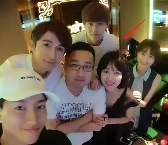 原创难怪任嘉伦娶了聂欢当妻子看到她穿着吊带的美照才知啥叫惊艳