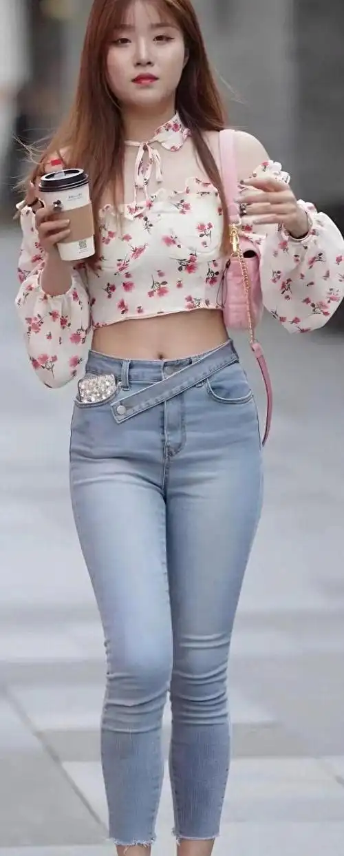 美腿秀逆天!牛仔裤美女街拍长腿女神