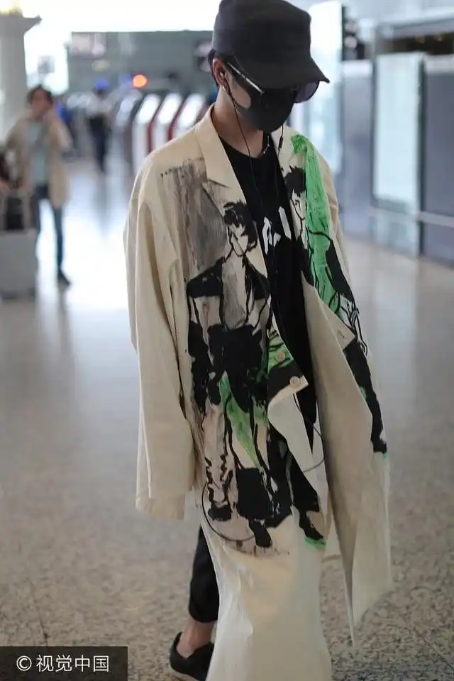 以烟洗肺饱足烟瘾 华晨宇吸烟点文明用烟