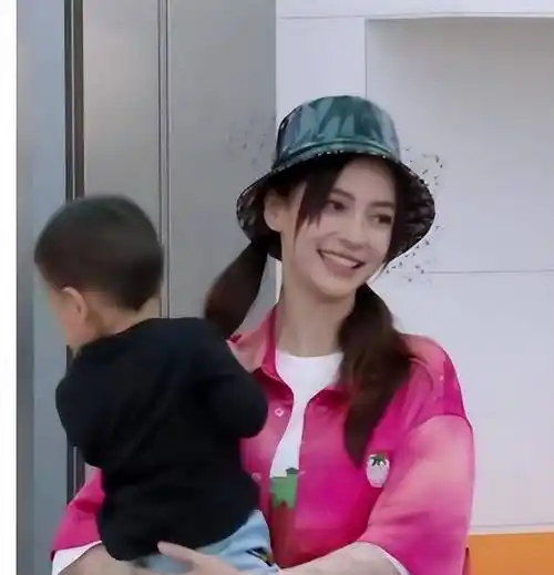 素颜杨颖凌晨带儿子匆忙赶往急诊,黯然脏兮兮的白鞋引围观_黄晓明