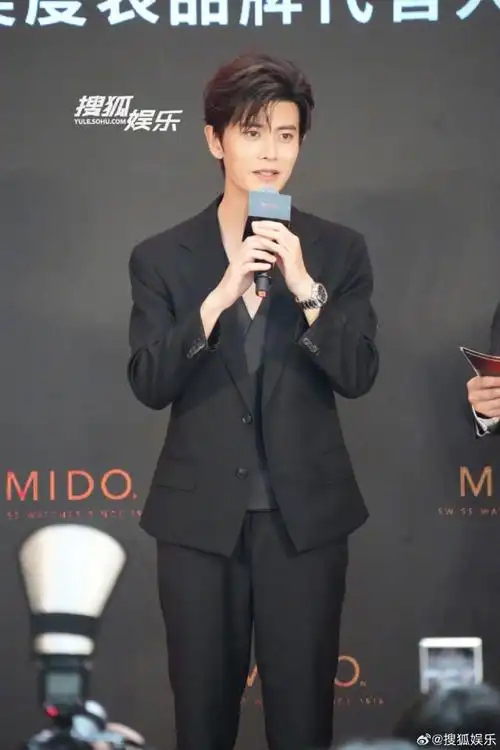 任嘉伦穿了深v西装##任嘉伦穿深v了