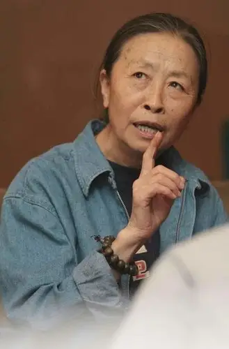 丑娘张少华患病在床儿子不去陪护她却仍操心儿子房贷问题