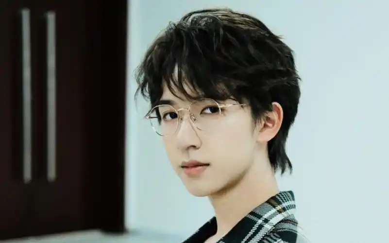 【贺峻霖】卷毛小贺撤回可爱,并留下了"拒绝可爱"的照片.