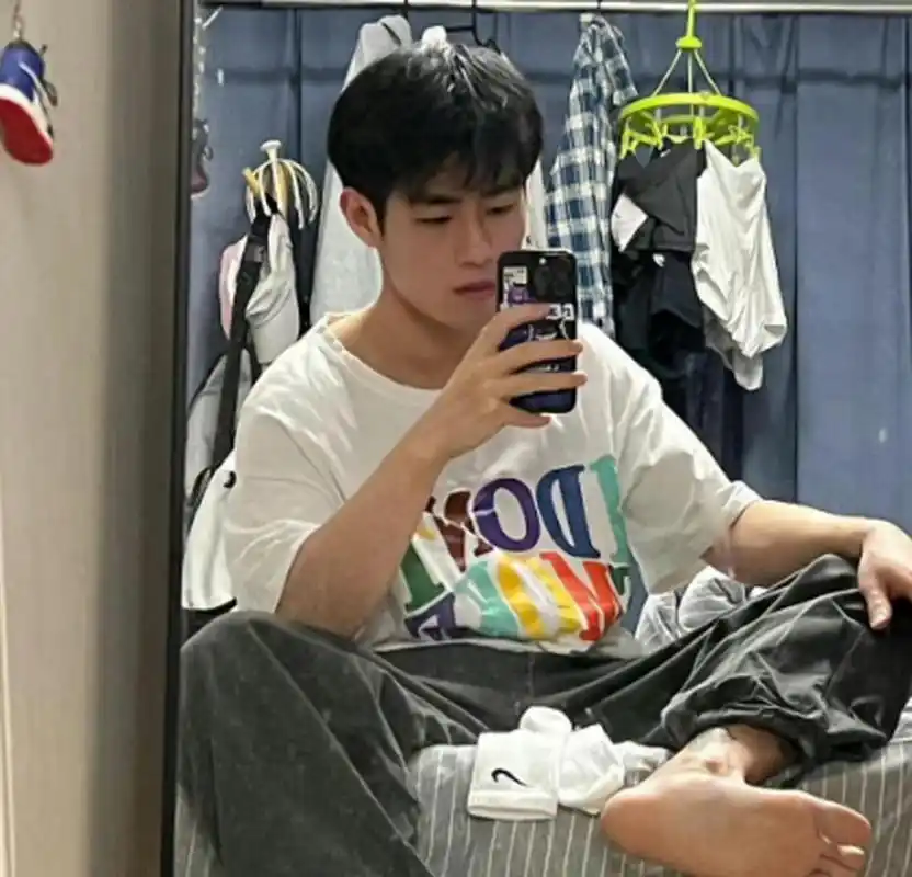 不同帅哥的自拍,姿势不同,韵味也不一样,坐地拍更飒,能把腿的特点都