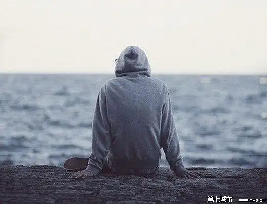 男生孤独一个人黑白图片背影