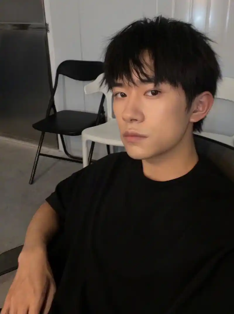 敲娱的星鲜事# 易烊千玺分享日常生活照啦!