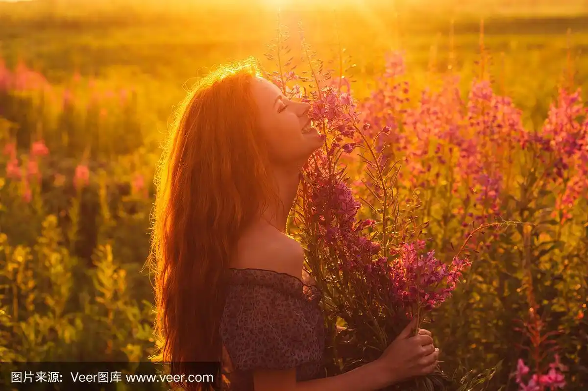 微笑的美丽女孩在赛场上,太阳背光,日出