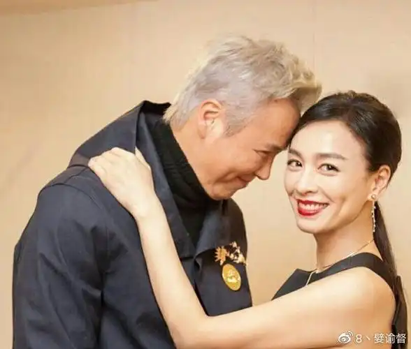 员工给林瑞阳下跪?明道和女员工摸手吻发,张庭公司被指辣眼睛