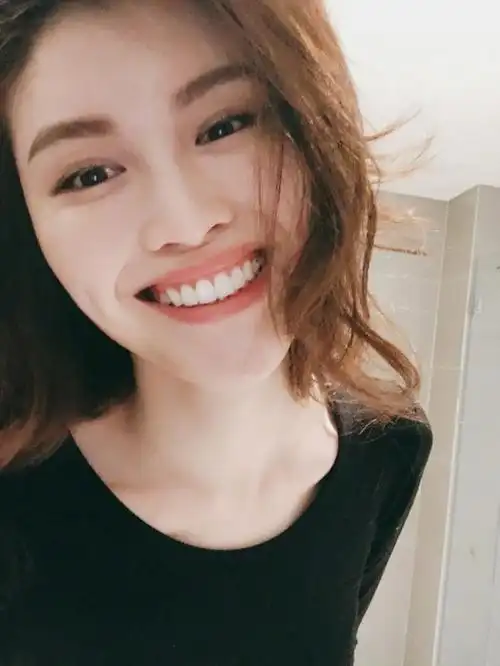 何穗露齿甜笑心情大好