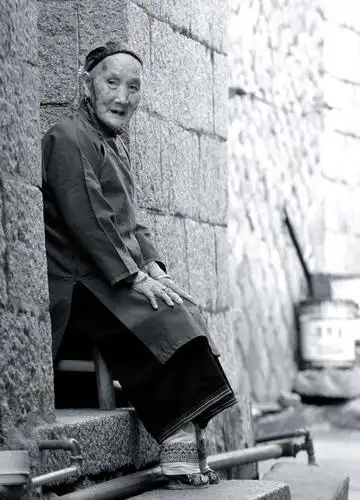 这些小脚女人至今仍保持着缠足习惯,她们用"小脚"从半封建社会走到