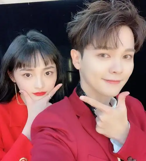 周洁琼和鞠婧祎同框气质差距明显都是刘海惹的祸