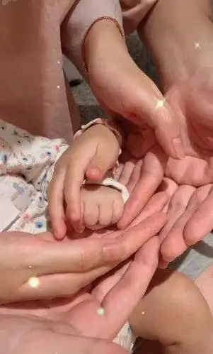 张子萱为小女儿庆百天,透露其真实出生月份,感慨刚有当妈真实感