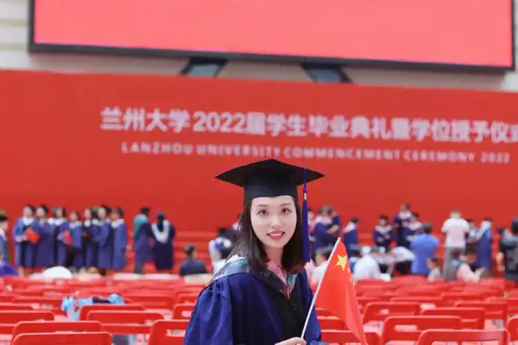 学士帽的正确戴法73传统戴法正式且端庄