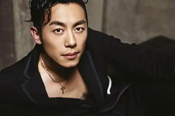 "痞帅硬汉"朱亚文,凭借一声宝贝迷倒众生,堪称行走的荷尔蒙