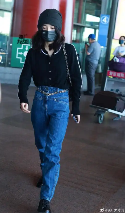 张子枫前往巴黎时装周