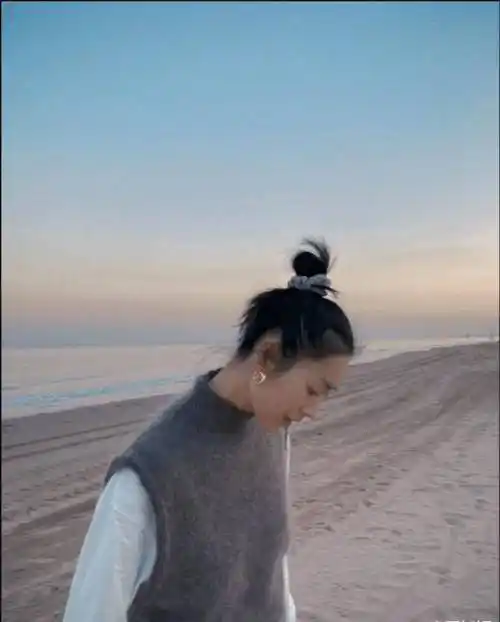 原创刘雯海边度假穿得好暖和穿皮靴水中踩像个大小孩超模身材抢镜