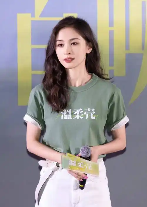 王子文恢复单身后烫了泡面头,穿t恤 小白裤亮相,38岁美出新高度_时尚