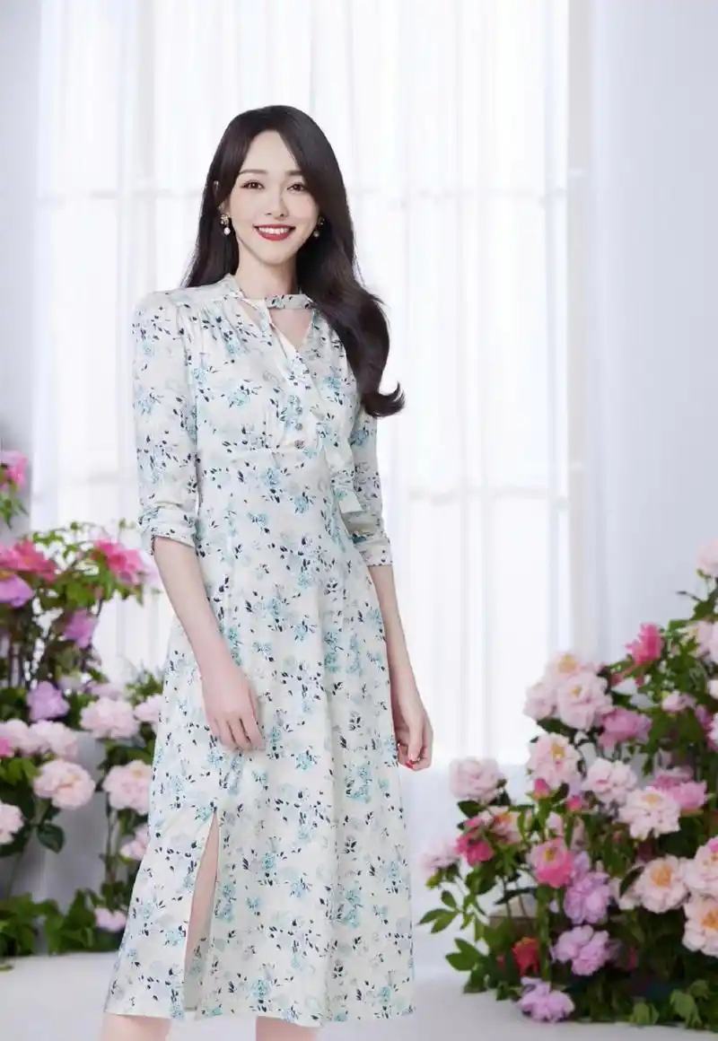 唐嫣# 一袭碎花连衣裙,肤白貌美的容颜,性感妖娆的身材,前凸后翘