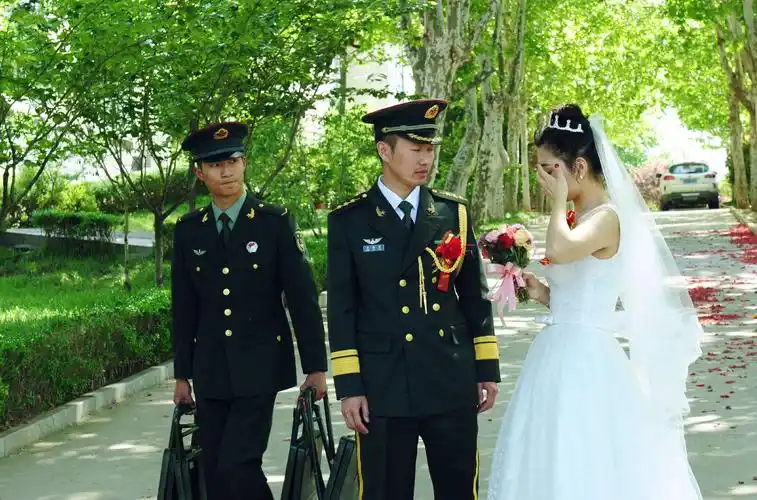 还有身为人父的军人,对老婆孩子关爱的举止中.