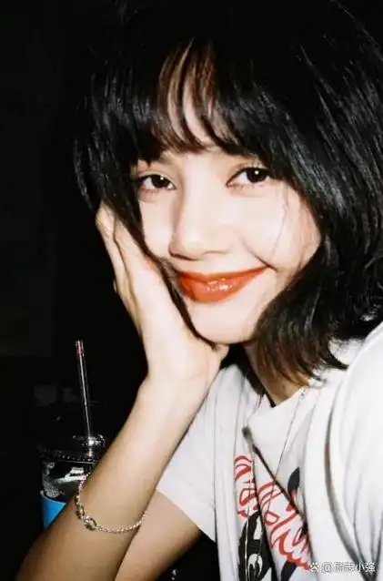 据现场观众透露,lisa的侧脸真的很优越,圆润的后脑勺和修长的脖颈更是