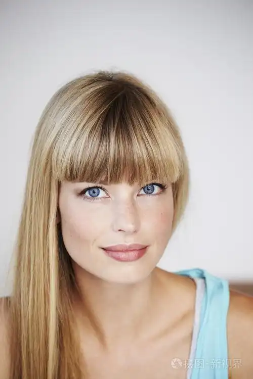 蓝眼金发的女人