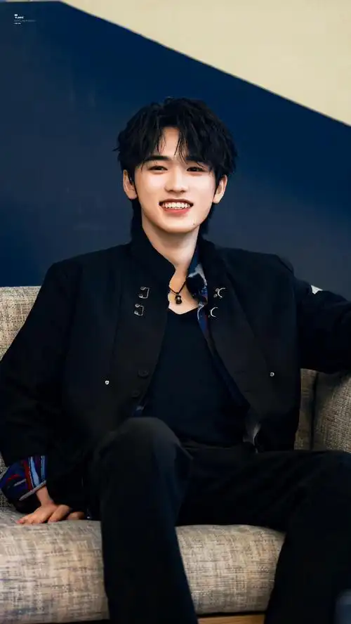 宋亚轩绑小揪揪插兜