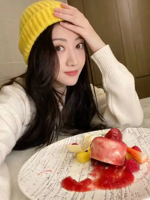 景甜着纯白毛衣清纯可人_时尚_古力娜扎_状态