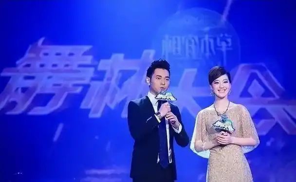 最初有传言称,曹可凡与王冠结为连理.