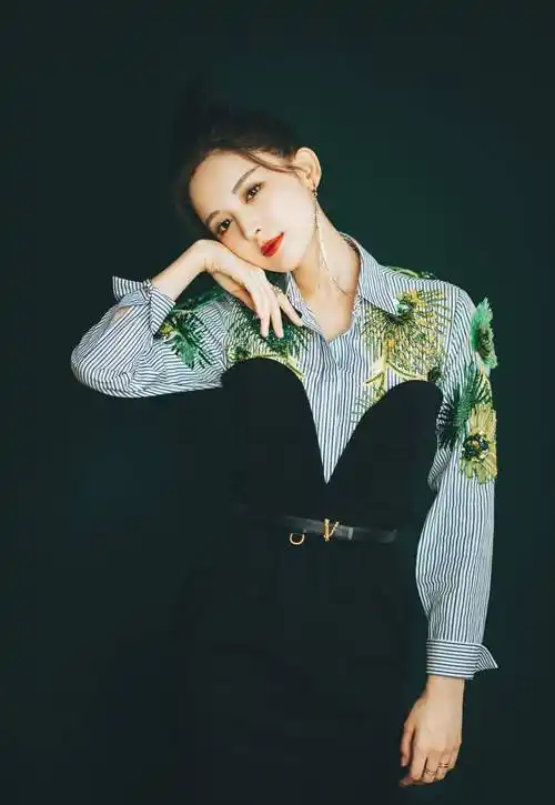 近日,工作室又发布了一组古力娜扎最新的时尚大片.