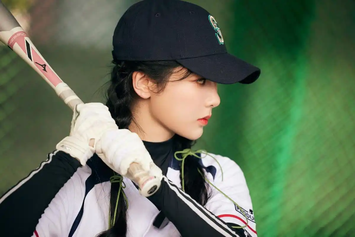 杨紫今天是运动女孩,棒球造型活力满满