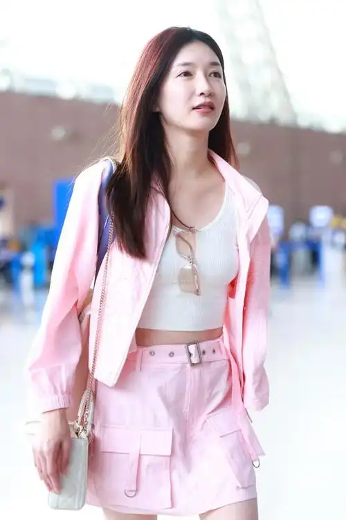 江疏影的素颜照片近日曝光,展现了她与我们熟悉形象截然不同的一面.