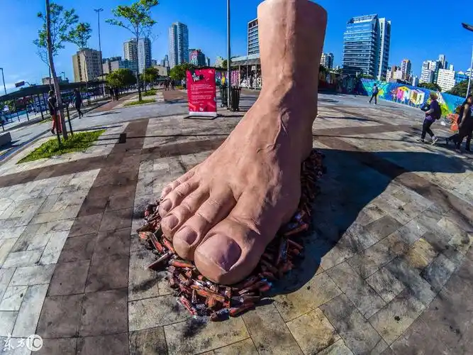 巴西圣保罗现惊人大脚雕塑网友直言在街上看见真是恶心到家了