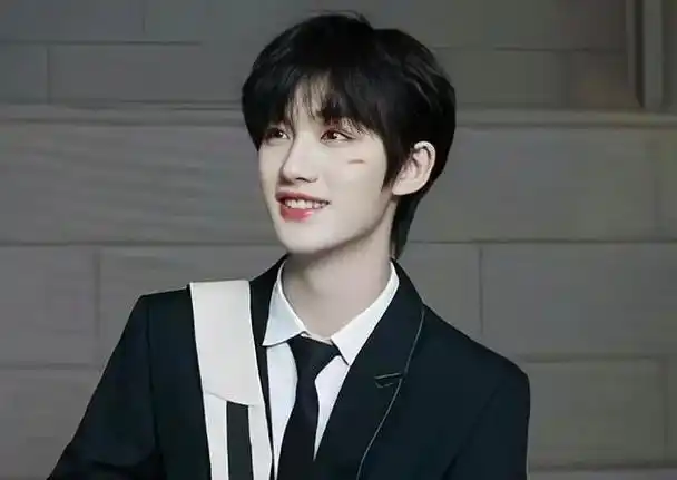 时代少年团丁程鑫:音乐事业巅峰,恋情传闻纯属子虚乌有!