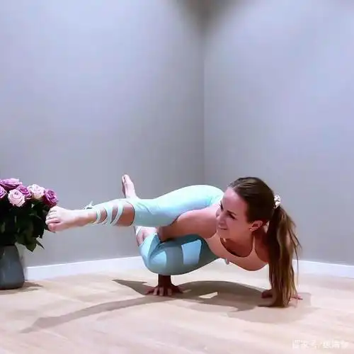 25岁徐璐是真的嫩,粉色套裙温柔大方,一看就是乖乖女