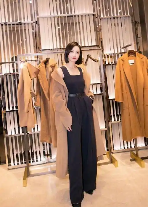宋茜身穿黑色连体裤,优雅大方尽显女性魅力,网友:这腿也太长了_女生